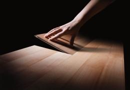 Medinių grindų įrengimas: klijuoti ar neklijuoti?